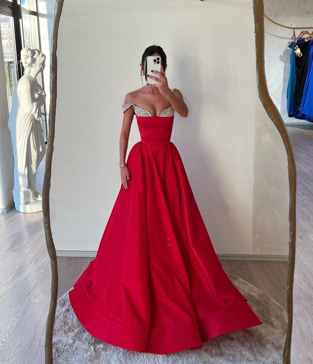 فستان سهرة أحمر بتصميم أنيق وفخم