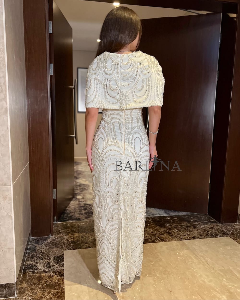 فستان سهرة طويل وأنيق باللون السكري