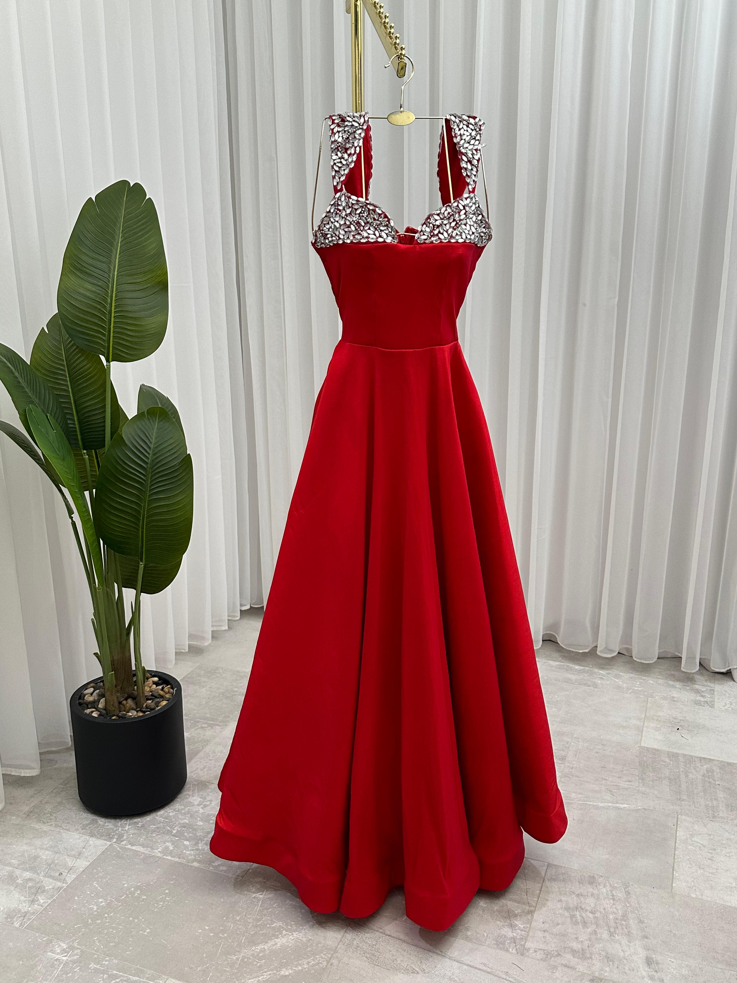 فستان سهرة أحمر بتصميم أنيق وفخم