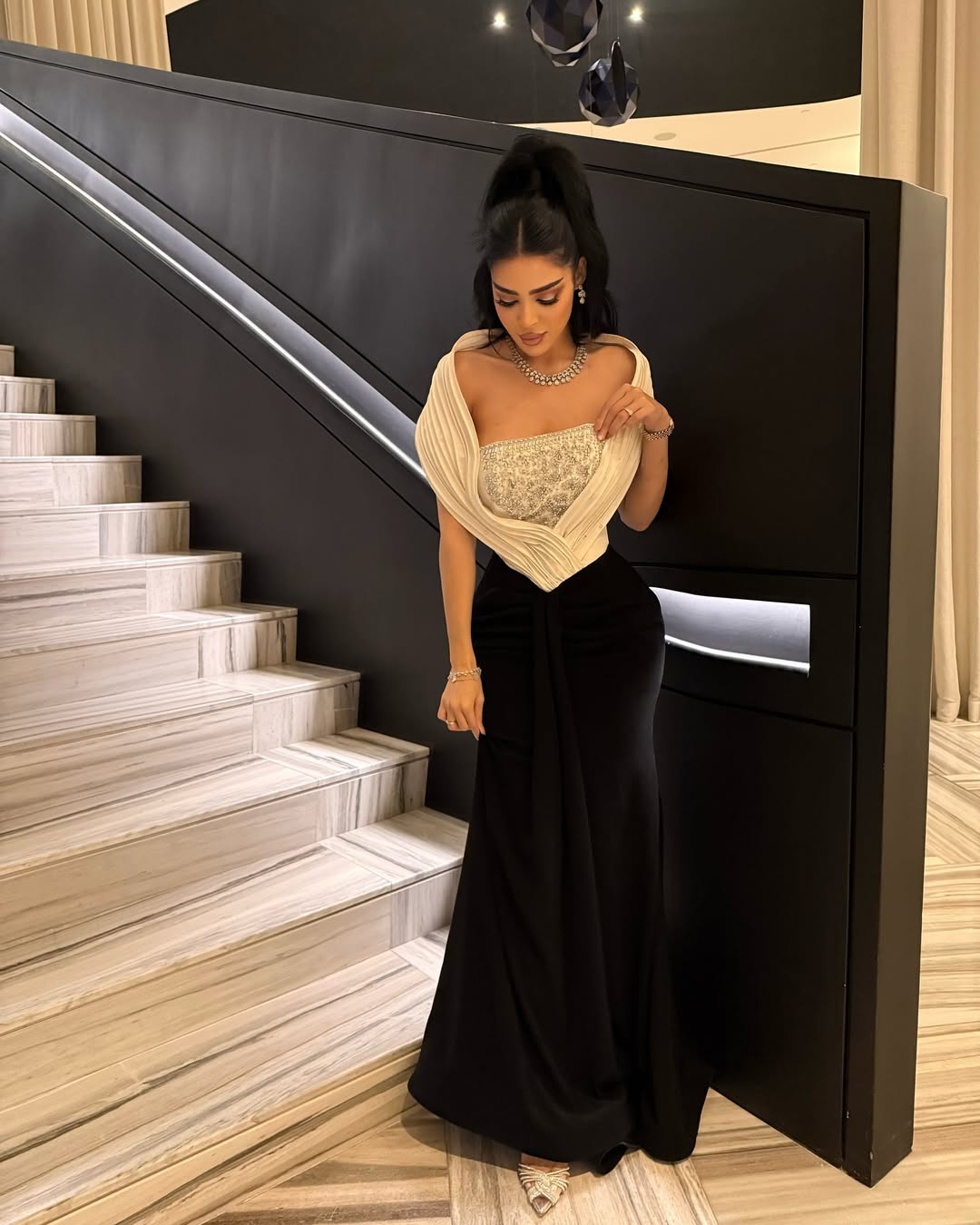 فستان سهرة أنيق يجمع بين اللونين الأبيض والأسود بتصميم مميز