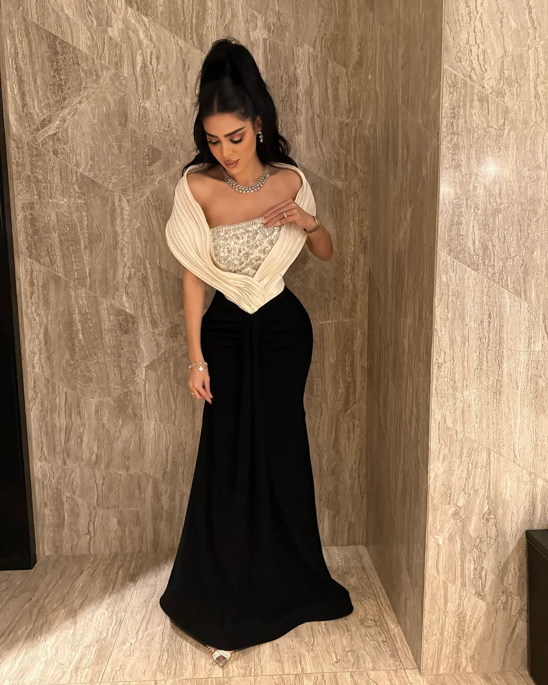 فستان سهرة أنيق يجمع بين اللونين الأبيض والأسود بتصميم مميز