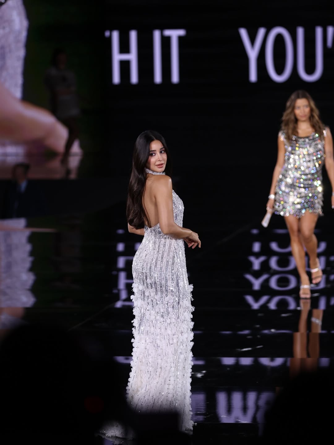 فستان سهرة طويل باللون الأبيض أسيل عمران