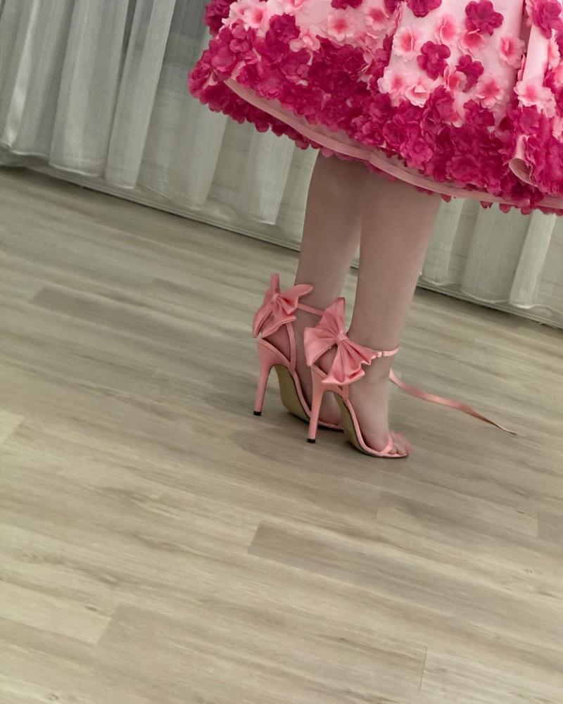 فستان سهرة أنيق باللون الوردي، يتميز بتصميم "أوف شولدر" (بدون أكتاف) يبرز جمال الأكتاف