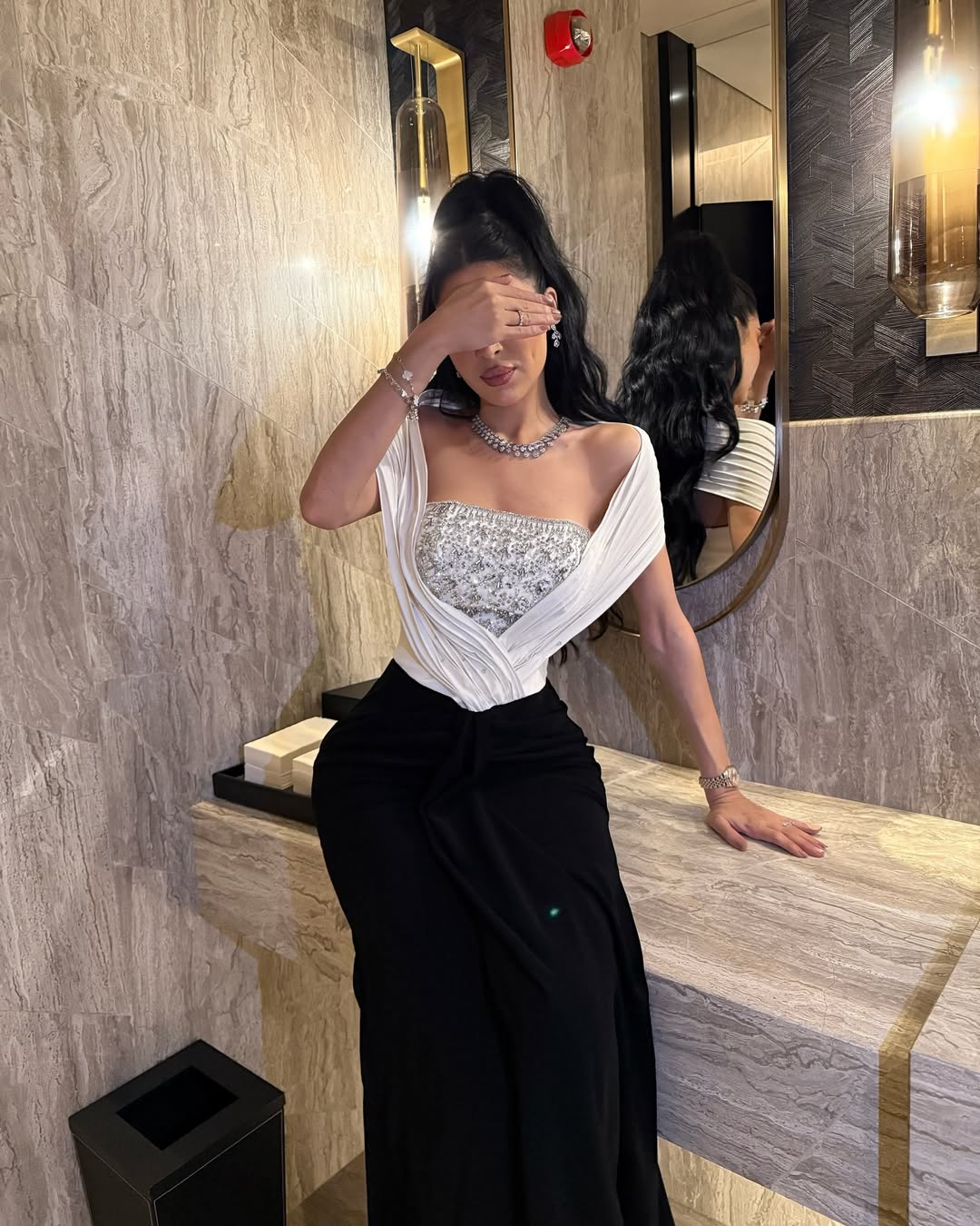 فستان سهرة أنيق يجمع بين اللونين الأبيض والأسود بتصميم مميز