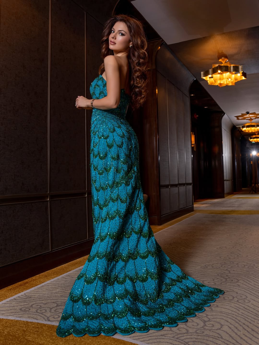 فستان سهرة طويل من تصميم المصممة السعودية وعد العقيلي.