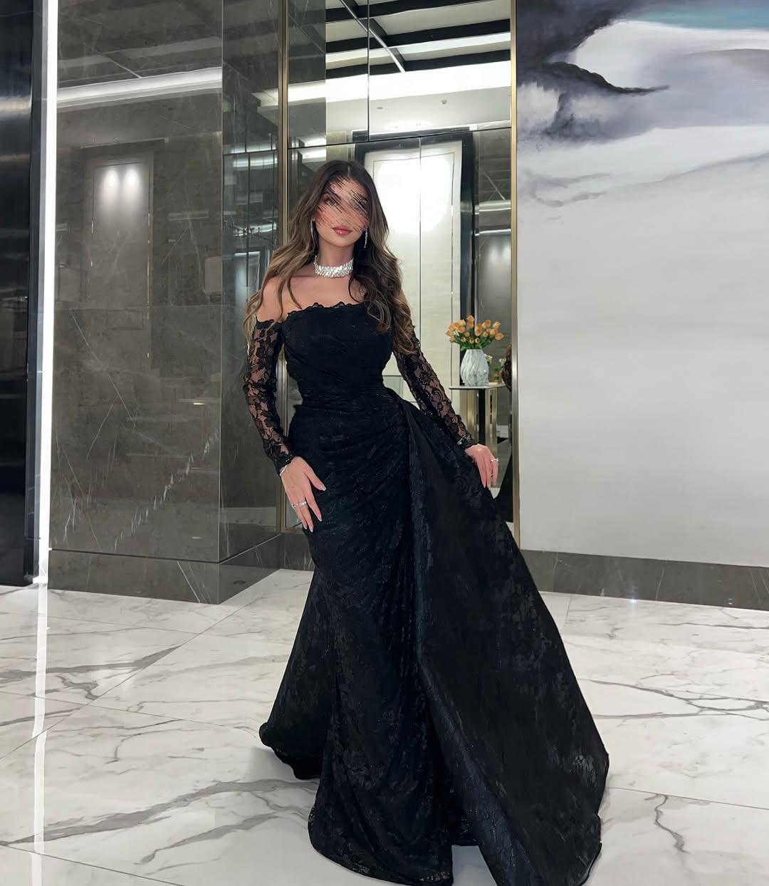 فستان سهرة طويل باللون الأسود، يتميز بتصميم أنيق وفاخر.