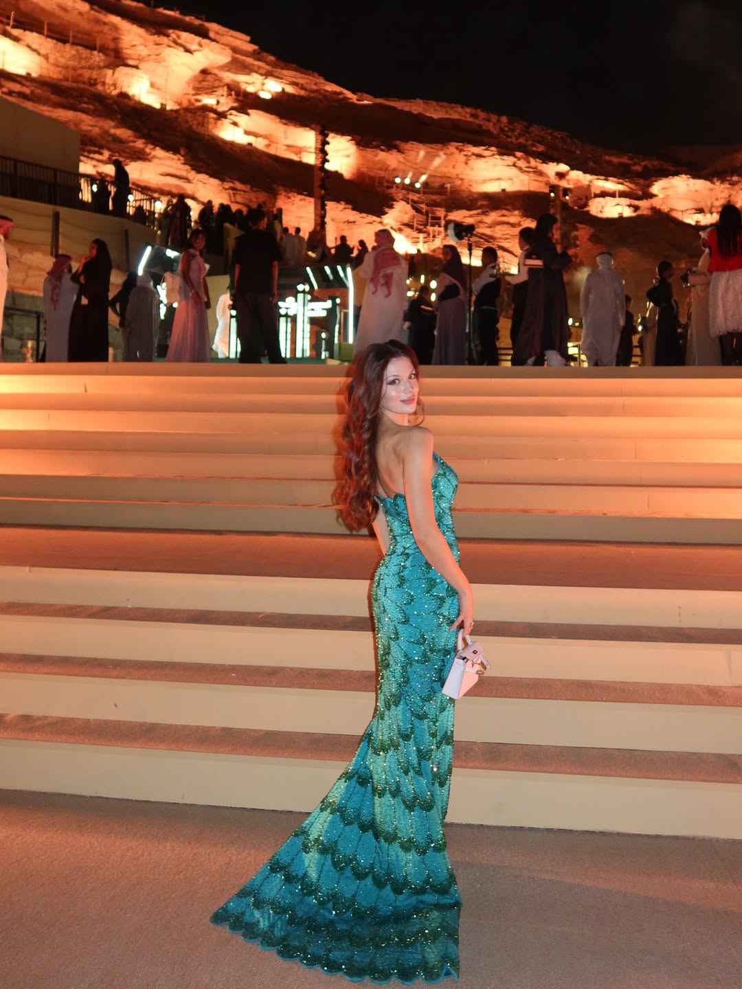 فستان سهرة طويل من تصميم المصممة السعودية وعد العقيلي.