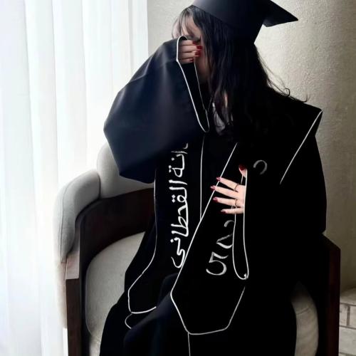 عبايات تخرج 2025 بالاسم والعبارة وسنة التخرج وشعار...