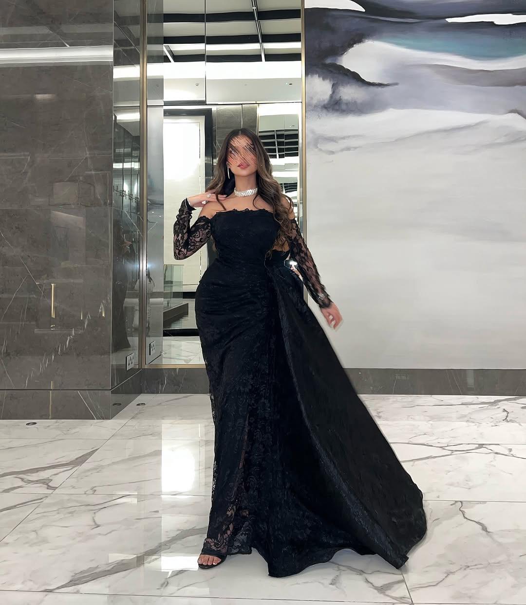 فستان سهرة طويل باللون الأسود، يتميز بتصميم أنيق وفاخر.