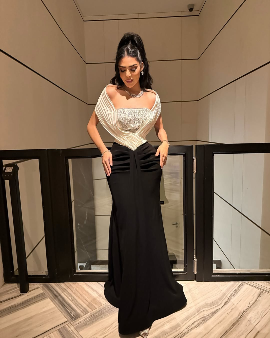 فستان سهرة أنيق يجمع بين اللونين الأبيض والأسود بتصميم مميز