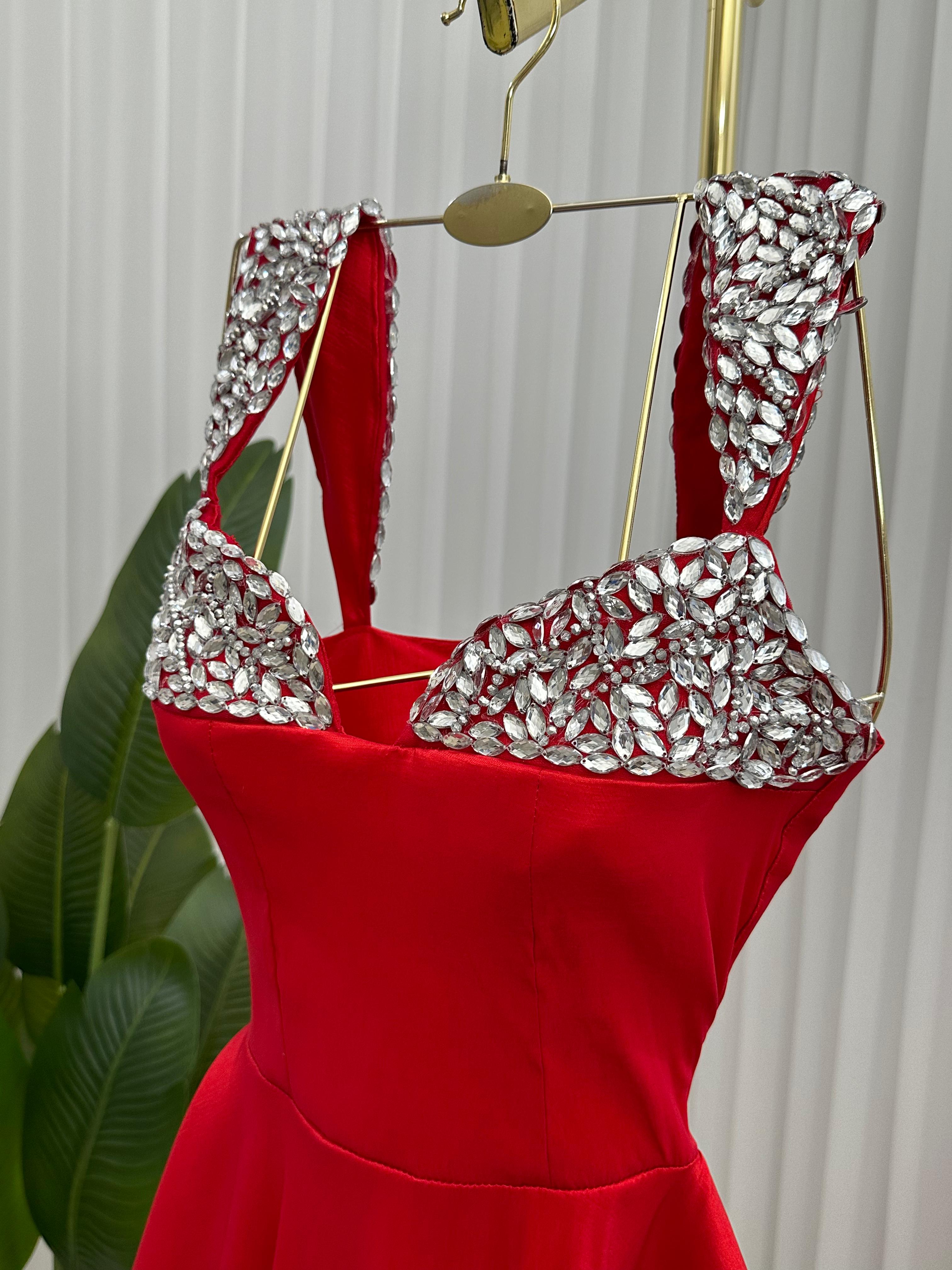 فستان سهرة أحمر بتصميم أنيق وفخم