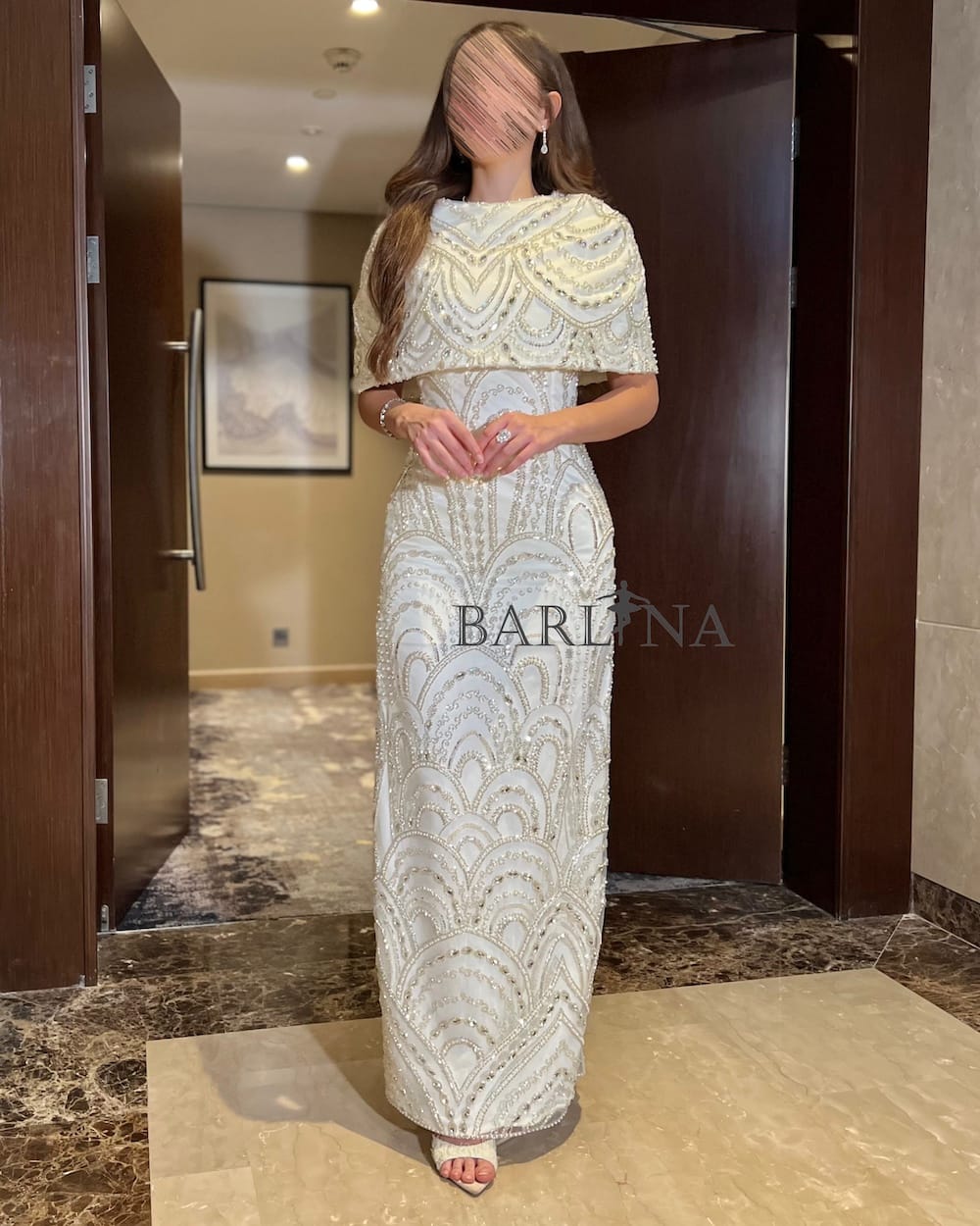 فستان سهرة طويل وأنيق باللون السكري