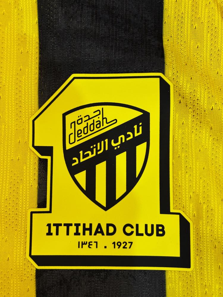 تيشيرت الاتحاد 2025/26 مُوقع من نجوم الفريق