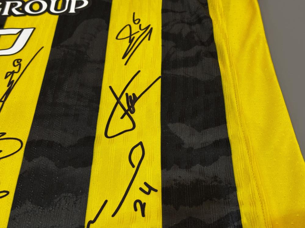 تيشيرت الاتحاد 2025/26 مُوقع من نجوم الفريق