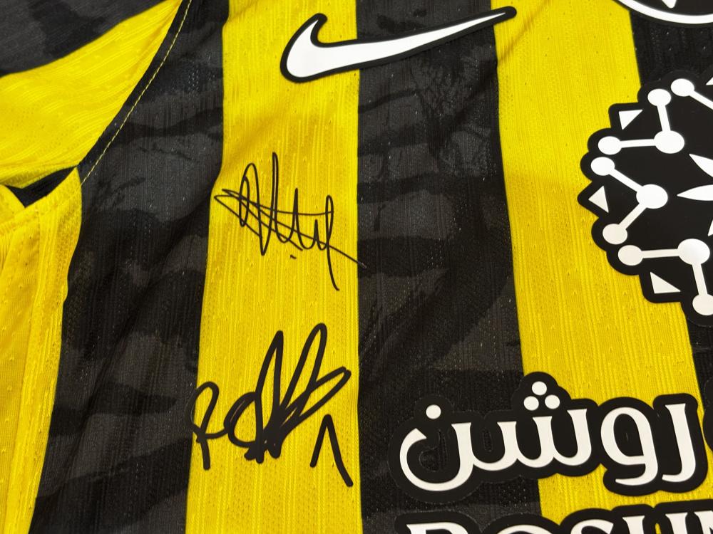 تيشيرت الاتحاد 2025/26 مُوقع من نجوم الفريق