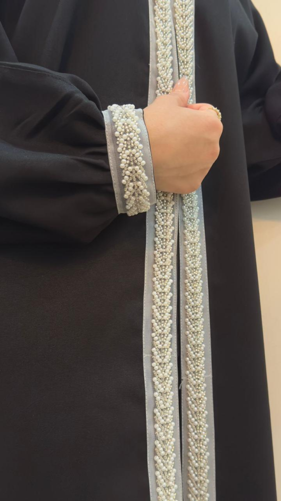 عباية الشيخه كريب كتان مطرزه
