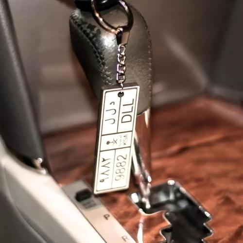 ميدالية مفاتيح بأحرف اللوحة من إكليل القلوب