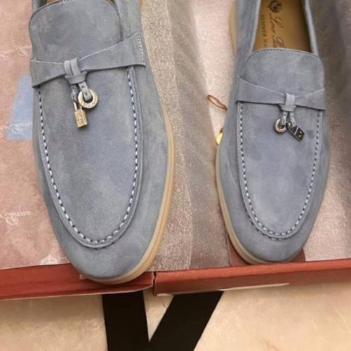 شوز ازرق مقاس ٣٩ فوري