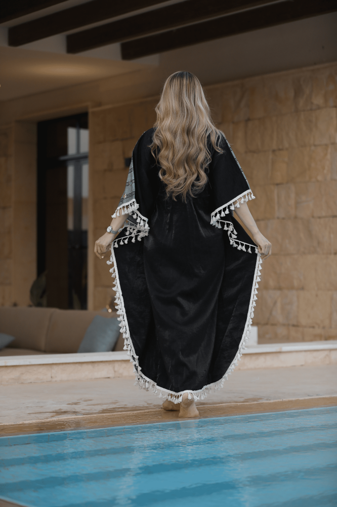 فستان بوهيمي أنيق مع لمسات تطريز لإطلالة مميزة - ستايل بوهيمي اللون رمادي من الامام واسود من الخلف