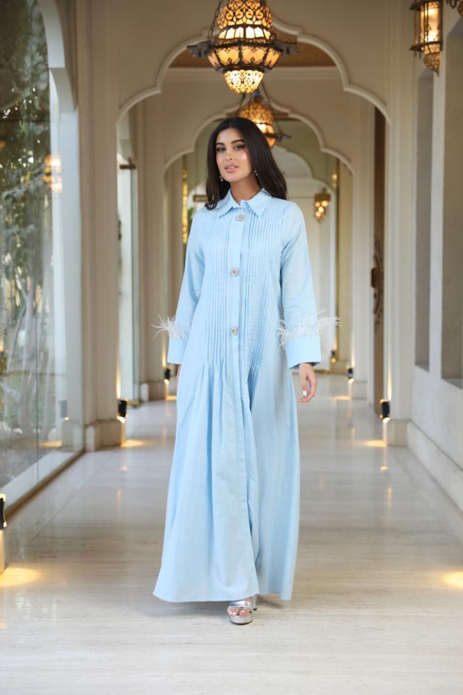 جلابيه بيور لينن إيطالي باللون السماوي مشغول شك يدوي سواروفسكي بلمسة ريش ناعمه بتصميم عصري - عبري عن ذوقك الراقي