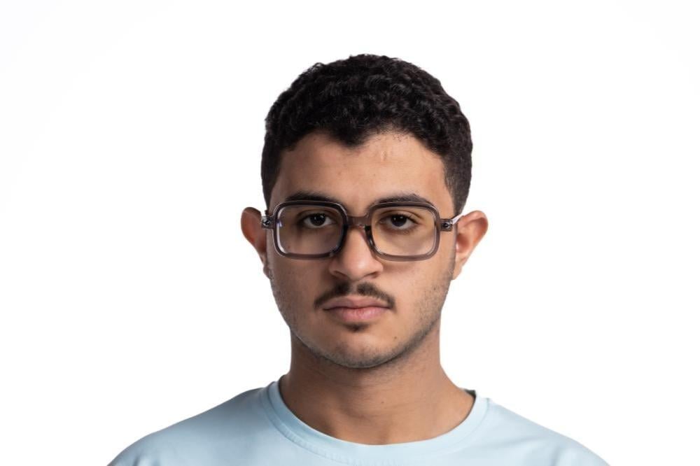 فوائد نظارات القيمرز للحماية من الأشعة الزرقاء الصادرة من شاشات الأجهزة