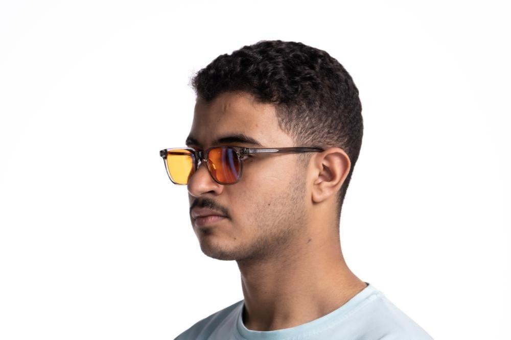 الفرق بين عدسات نظارات القيمرز لحجب الأشعة الزرقاء