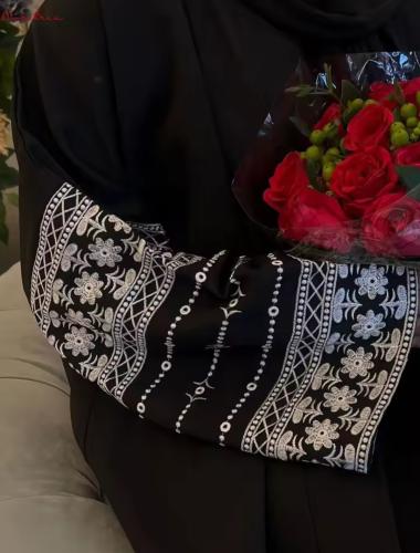 عبايه مفتوحة بتطريز جميع ع الأكمام