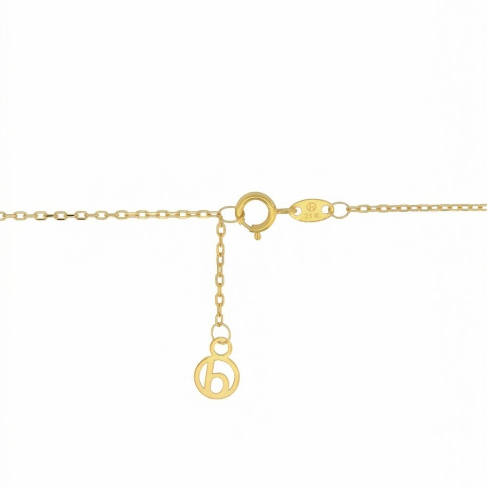 لقطة مقربة لقفل سلسلة ذهب عيار 21 مع تعليقة شعار