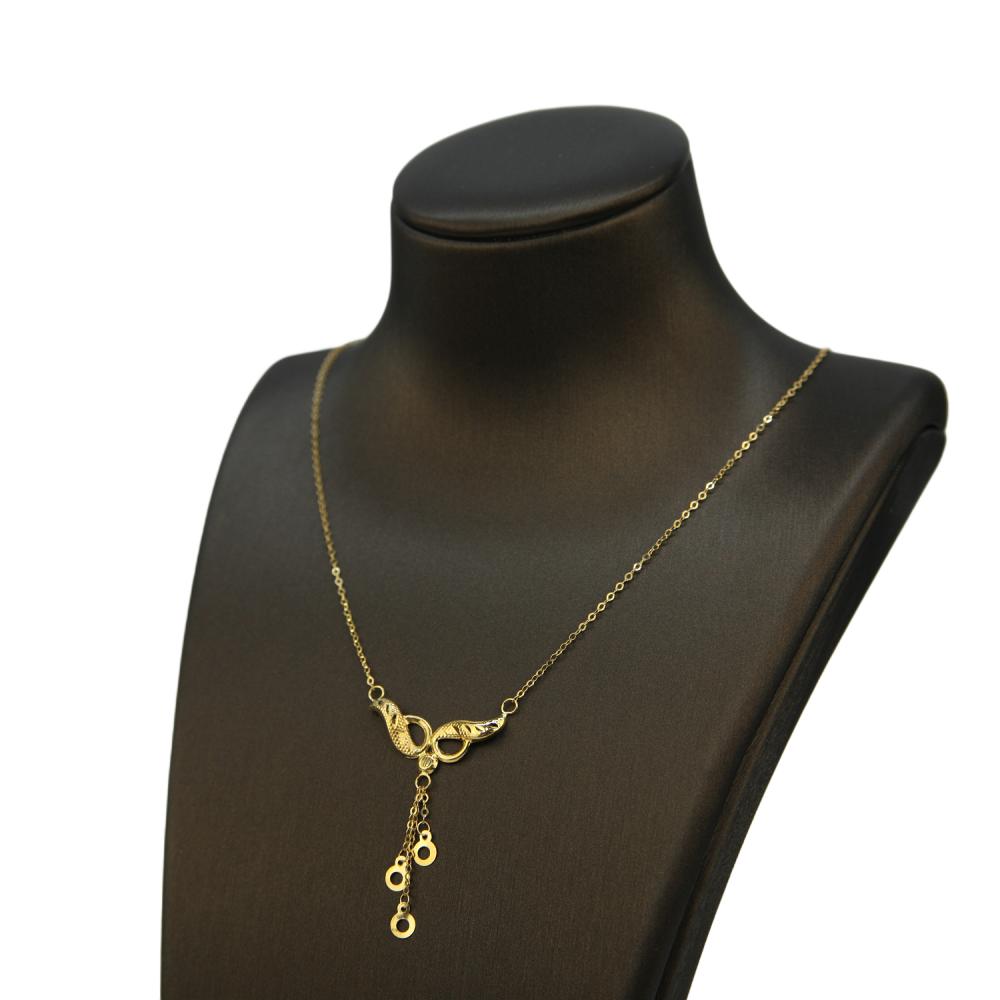 تفاصيل جانبية لعقد ذهب عيار 21 بتعليقة متداخلة ولمسة راقية