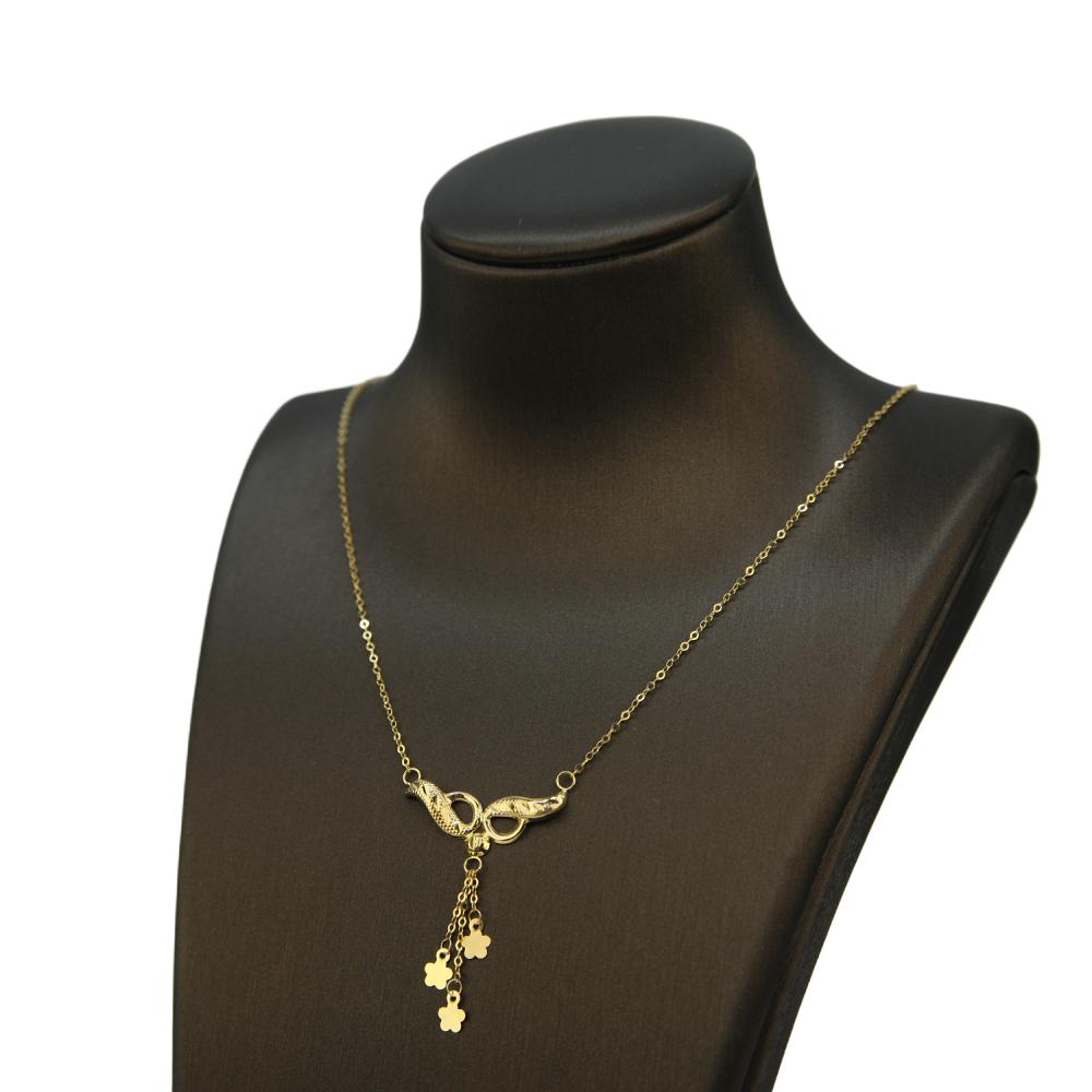 زاوية جانبية لعقد ذهب عيار 21 تبرز تدلي التعليقة وتناسق السلسلة