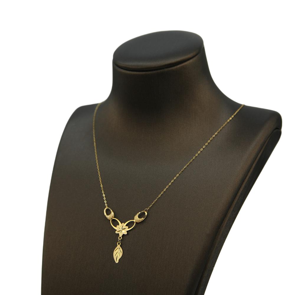 تفاصيل جانبية لعقد ذهب عيار 21 بتصميم اوراق ولمسة راقية