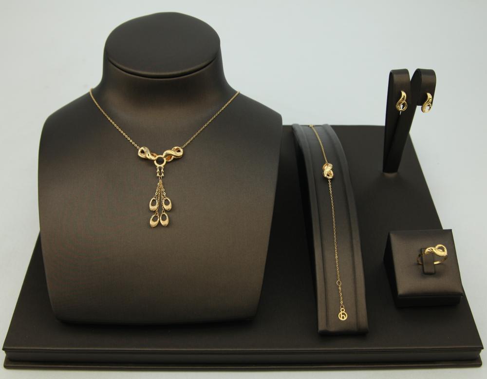 طقم ذهب عيار 21 بتصميم ناعم يضم عقد وخاتم وسوارة واقراط