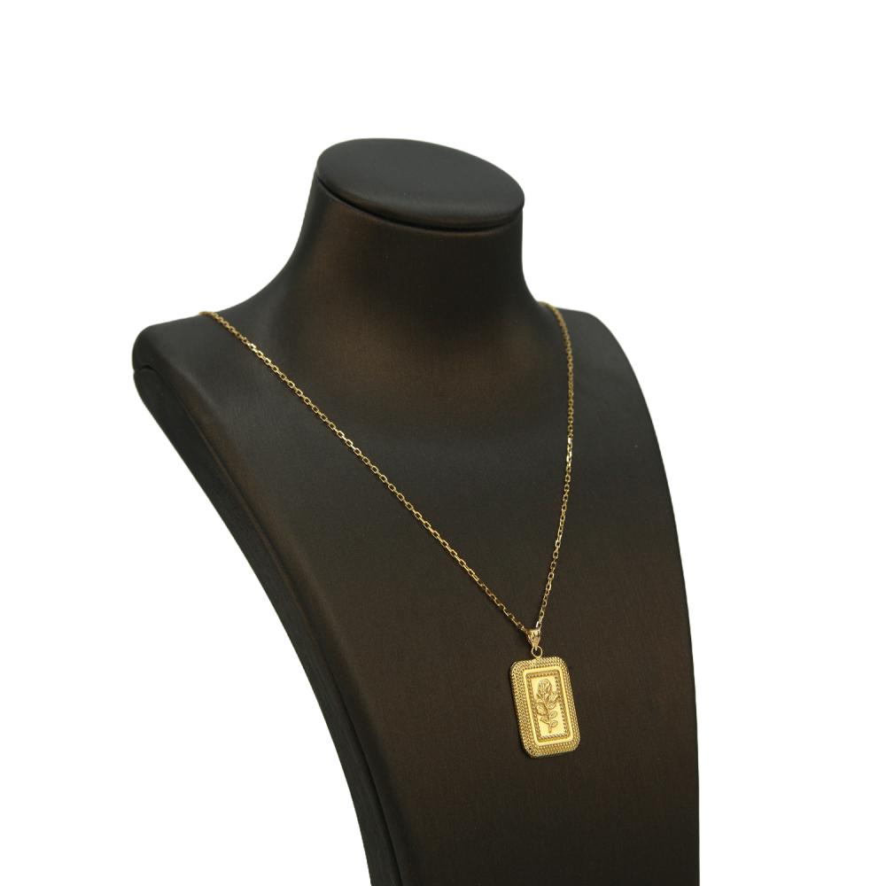 تفصيل قريب لتعليقة عقد ذهب عيار 21 يبرز نقش الأوراق الدقيق