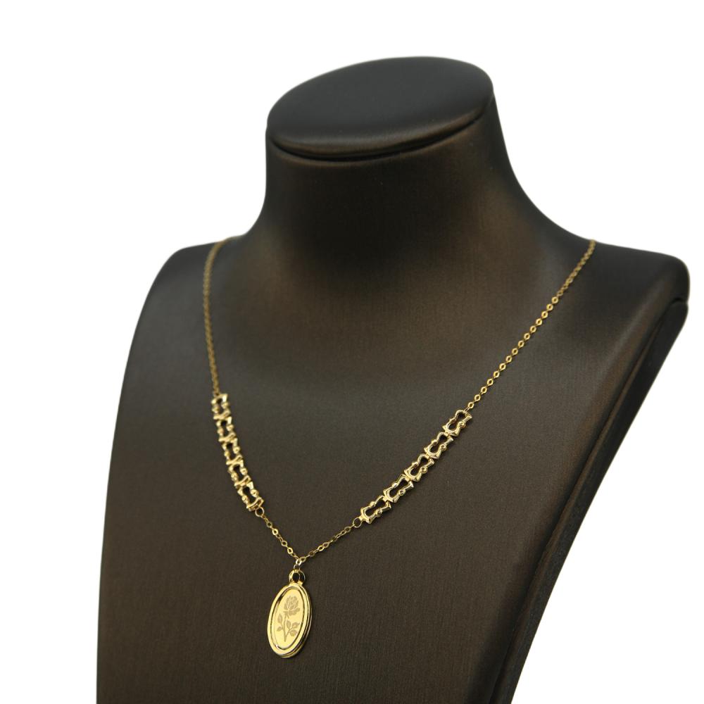 تفاصيل جانبية لعقد ذهب عيار 21 بتعليقة بيضاوية ولمسة راقية