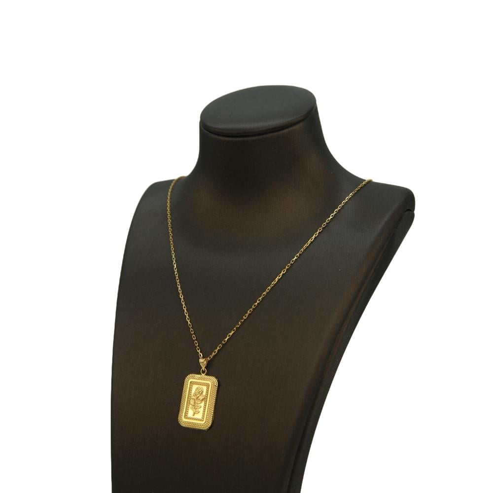 عقد ذهب عيار 21 بزاوية جانبية توضح انسياب السلسلة وتوازن التعليقة