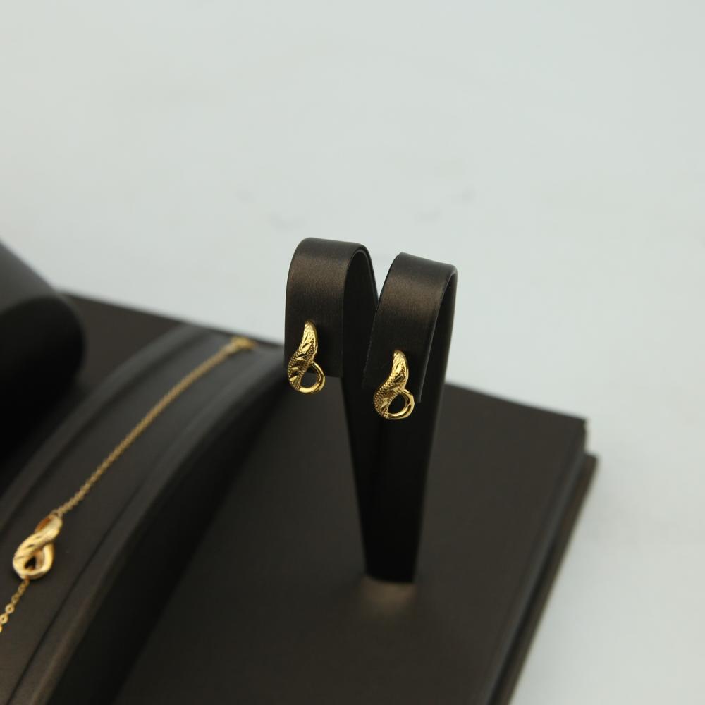 اقراط ذهب عيار 21 بتصميم ناعم متناغم مع همسات الدلال