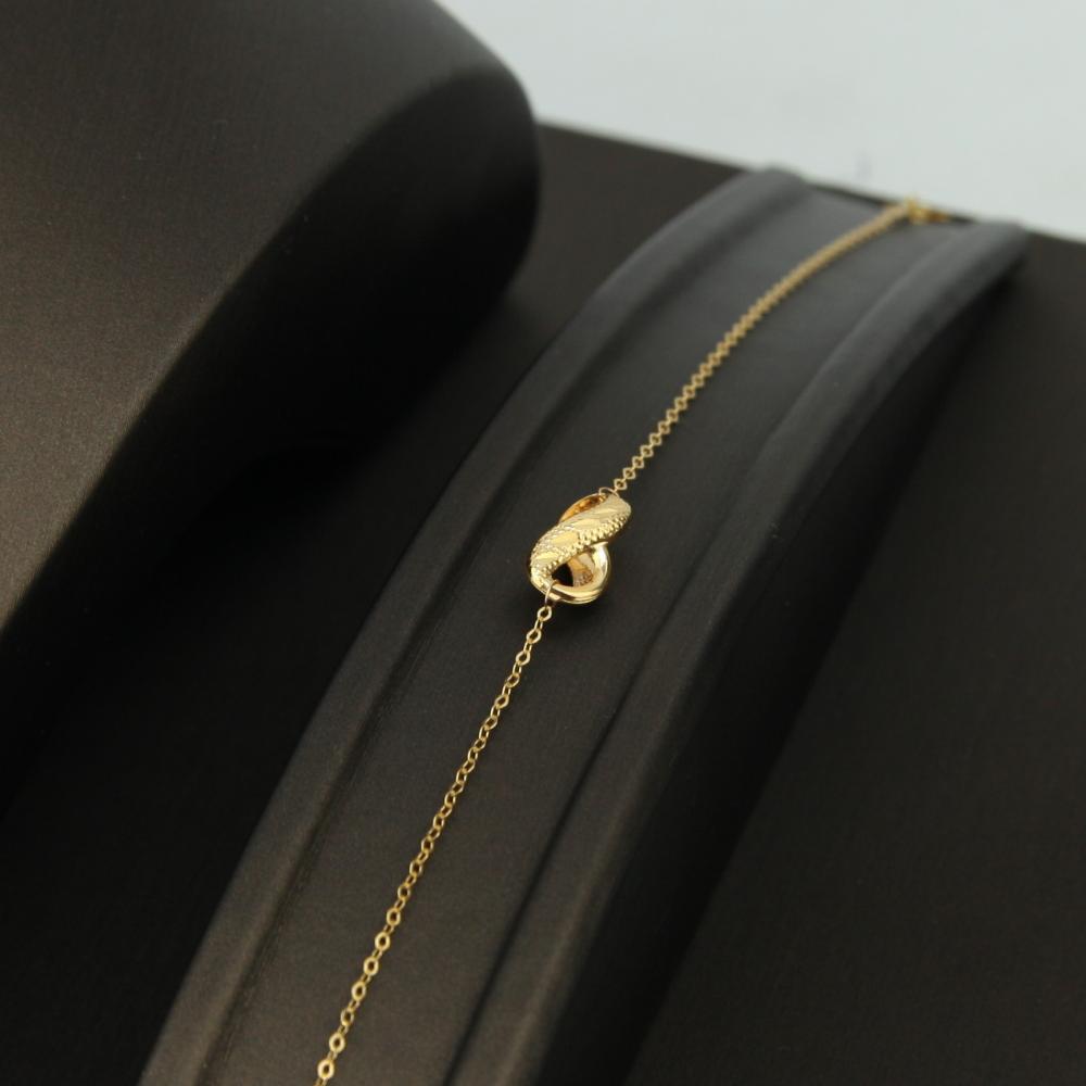 سوارة ذهب عيار 21 بتفاصيل انيقة متناسقة مع طابع الطقم