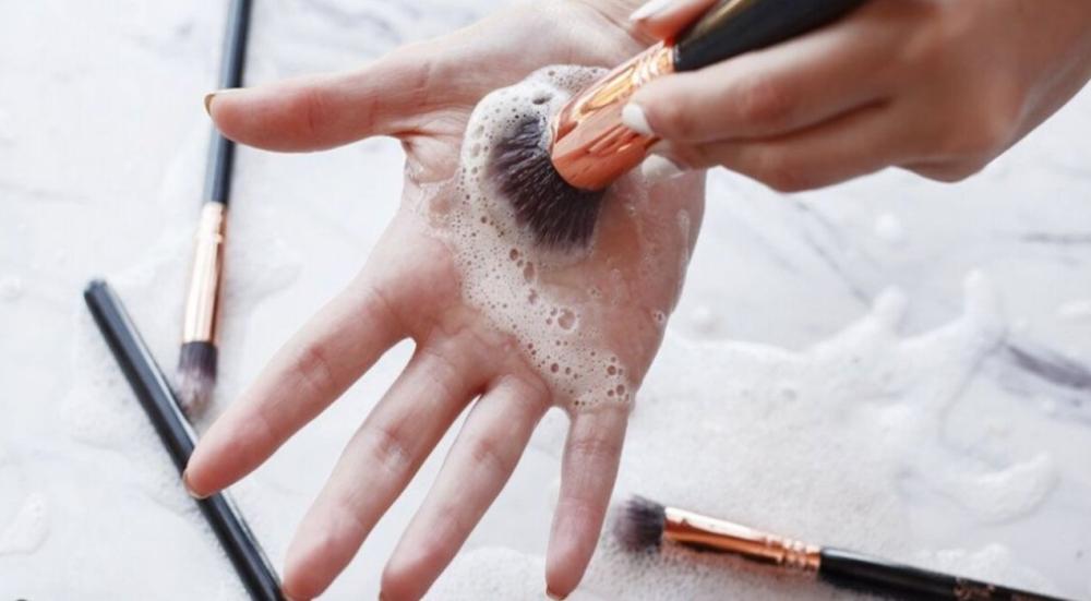 Sterilizing-makeup-brushes