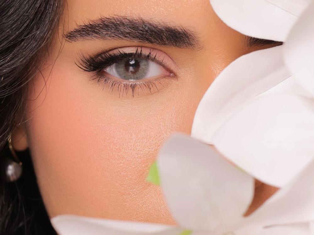 الفرق بين الرموش الطبيعية والرموش الصناعية للمكياج