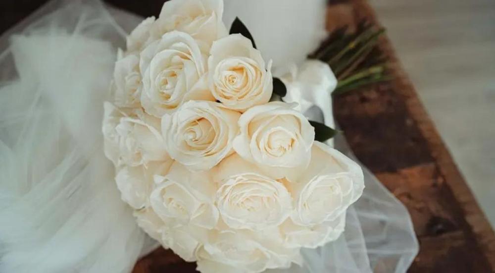 Bouquets-of-roses-for-the-bride