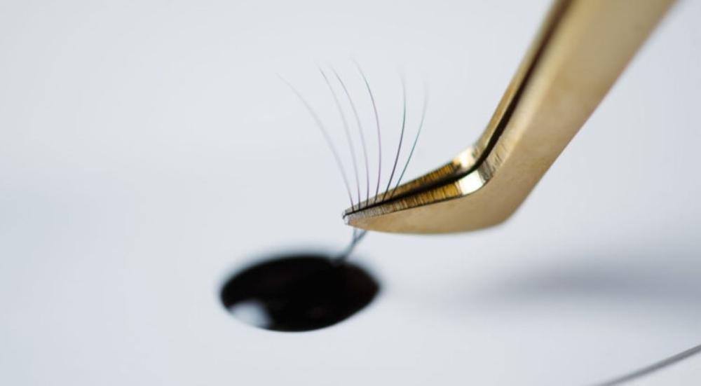 Types-of-eyelash-adhesive