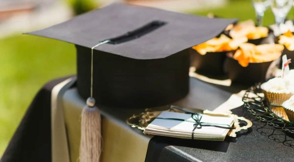 Graduation-gift-ideas-for-girls-with-elegant-packaging