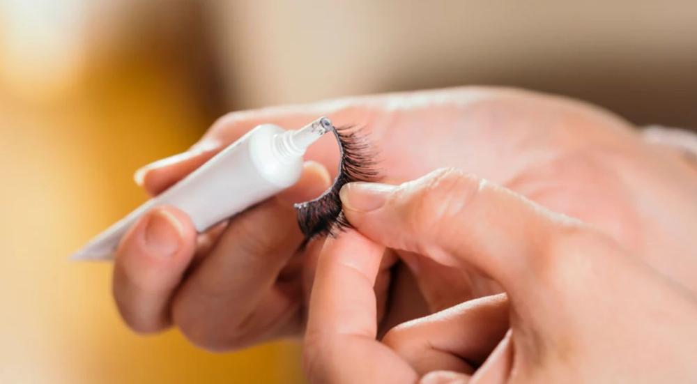 Maintaining-eyelash-glue