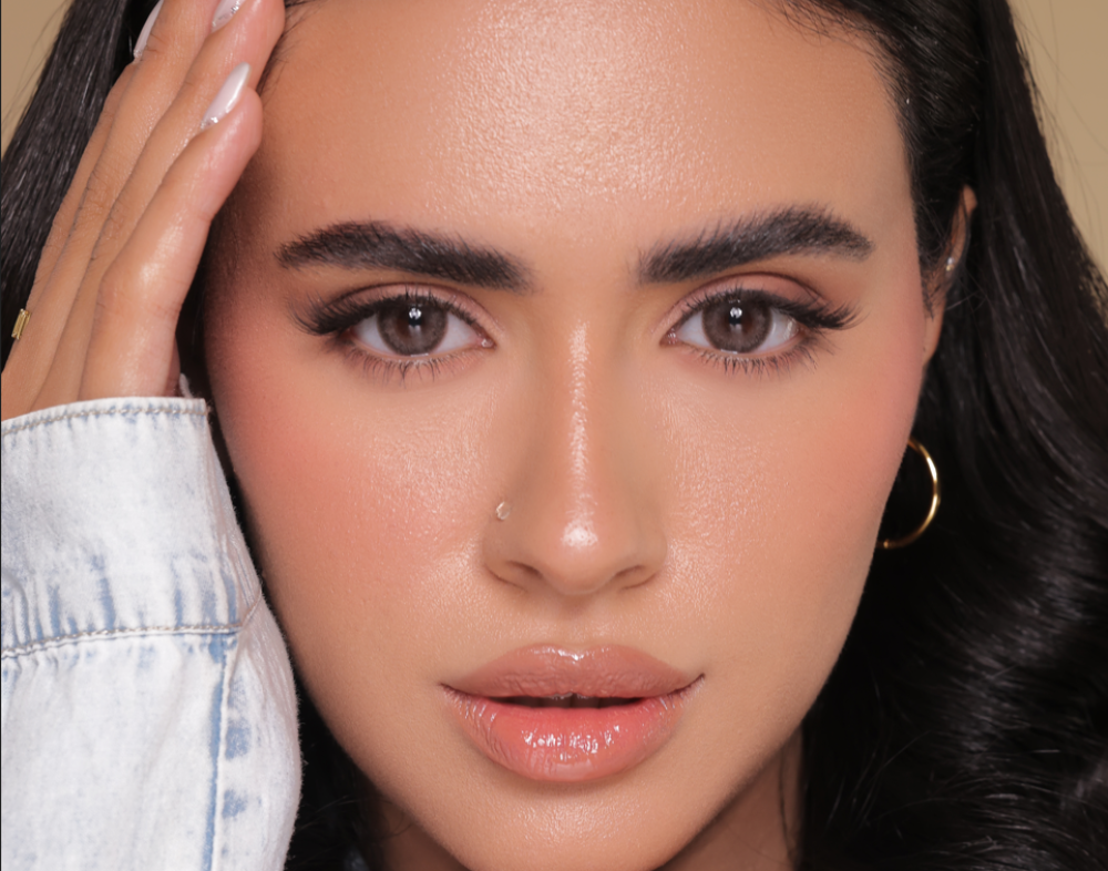 عدسات طبيعية للإطلالة اليومية: كيف تختارينها