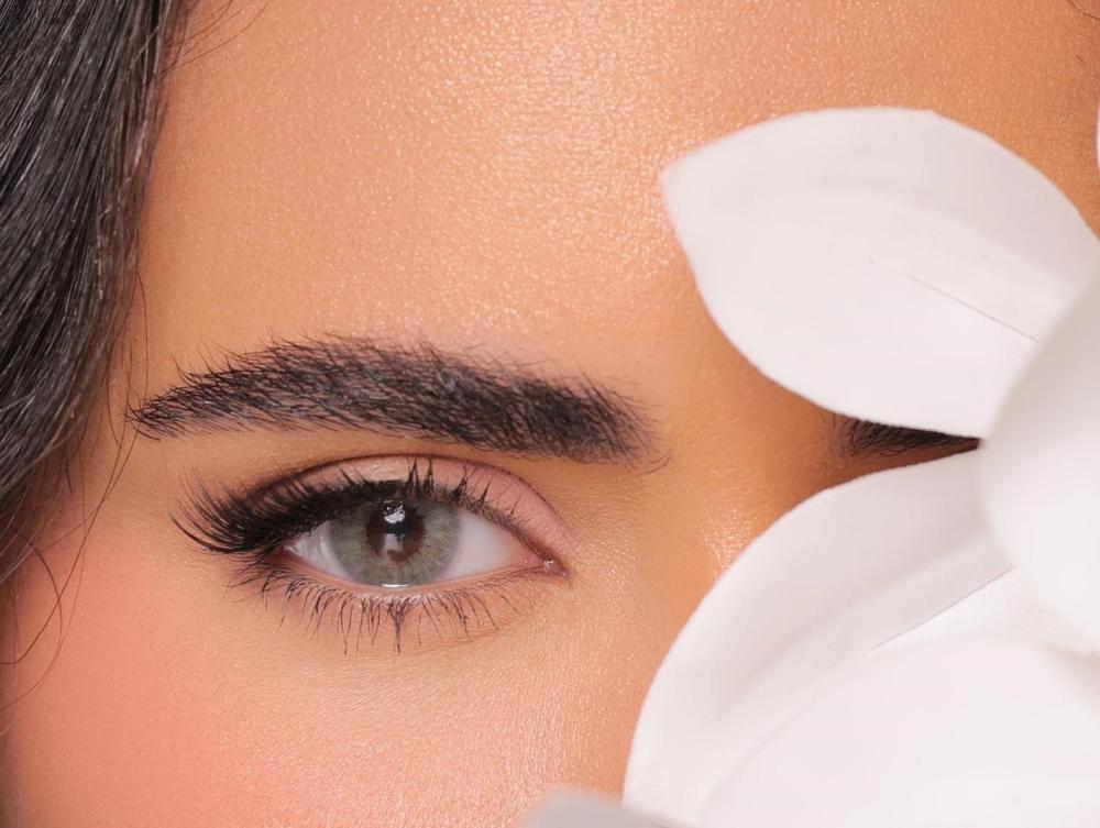 دليل العدسات اللاصقة التجميلية: الأنواع، الألوان، وطريقة الاختيار
