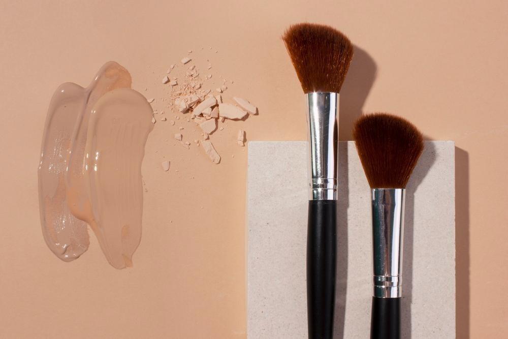 الفرق بين فرش المكياج الطبيعية والصناعية