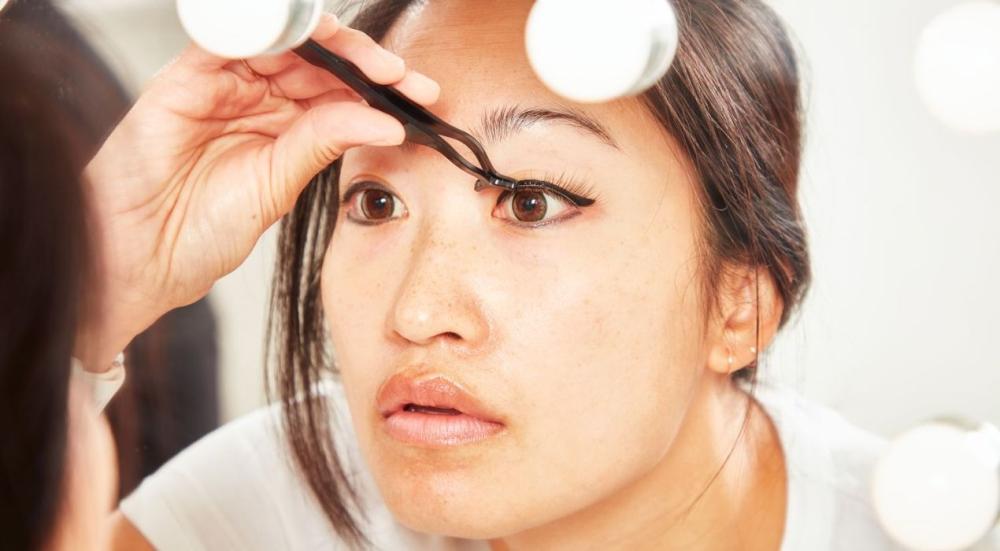 Eyelash-glue-for-sensitive-eyes