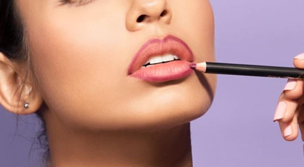 How-to-apply-lipstick-to-enlarge-the-lips