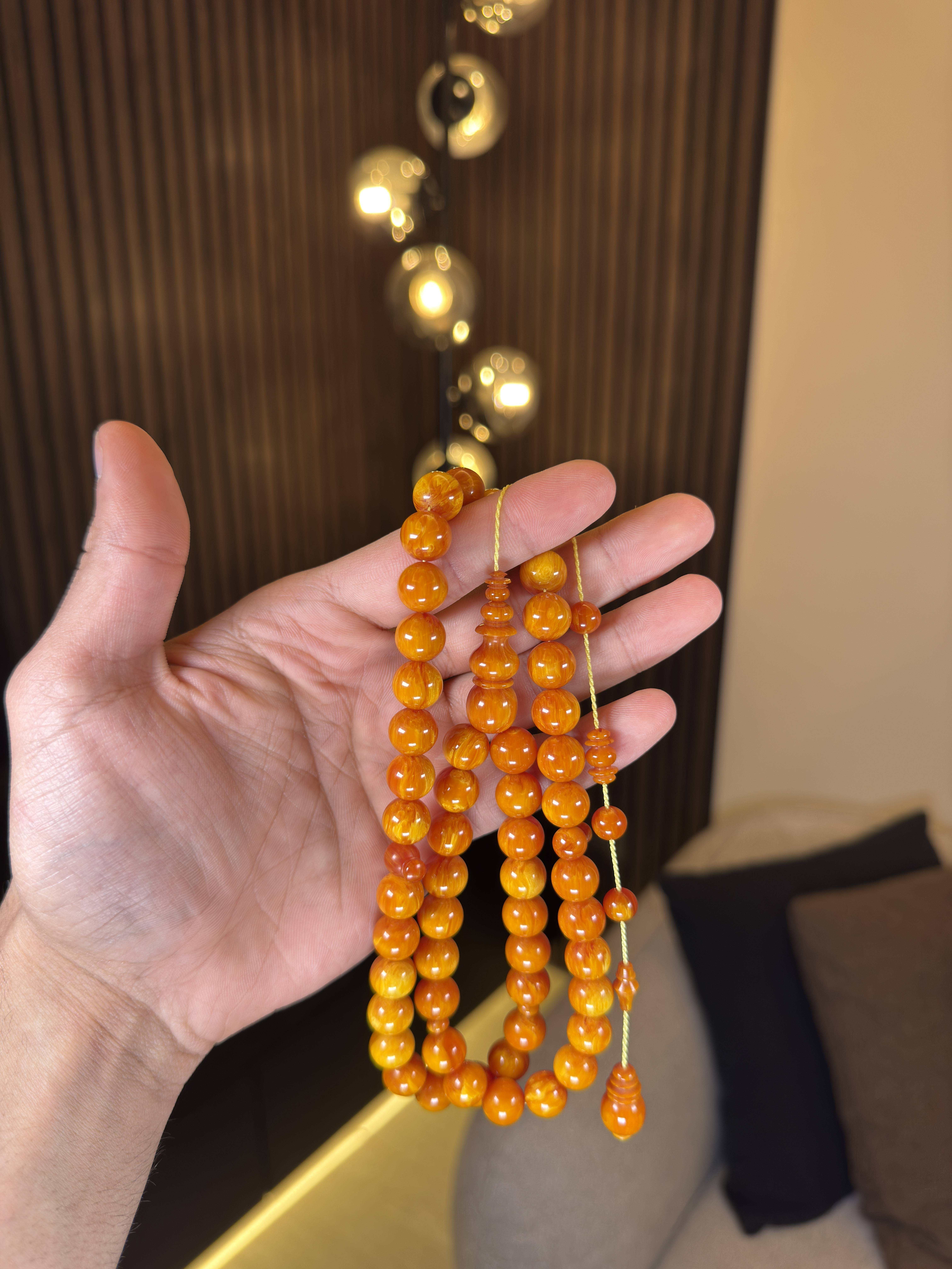 فاتوران اصفر مائل للبرتقالي معرق