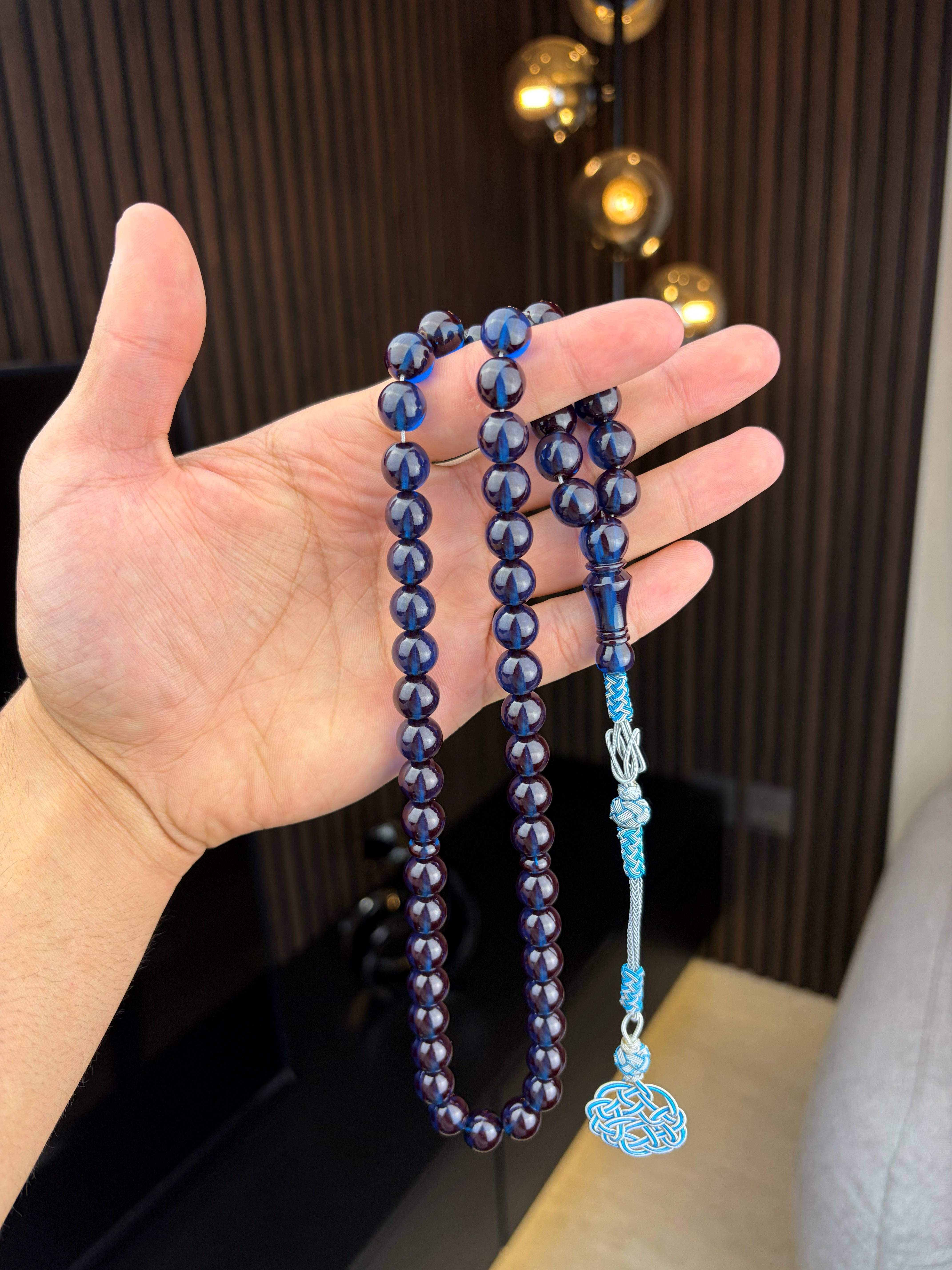 زعفراني حرباء بنعكاس ازرق